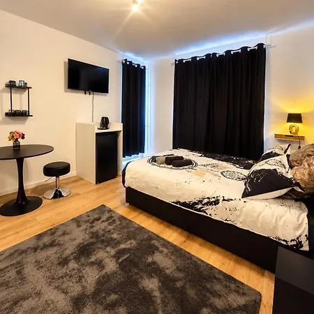 Urbannest Noir Suite Apartment