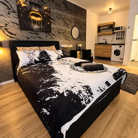 Urbannest Noir Suite *