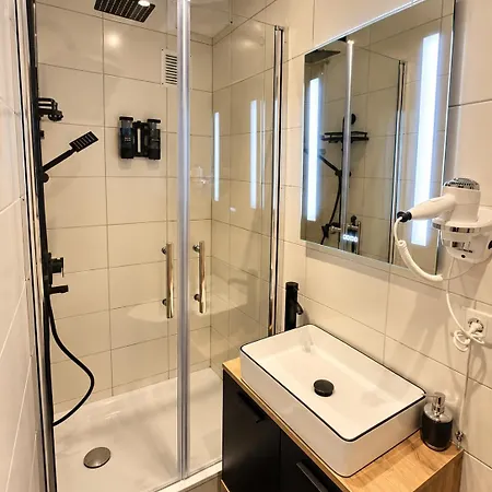 Urbannest Noir Suite Apartment *